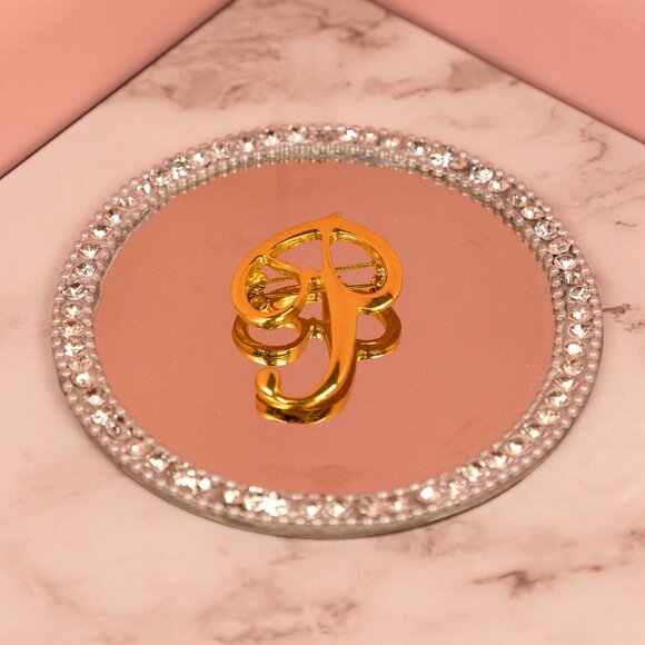 "P" Letter Gold Tone Brooch Pin - Picture 1 of 2